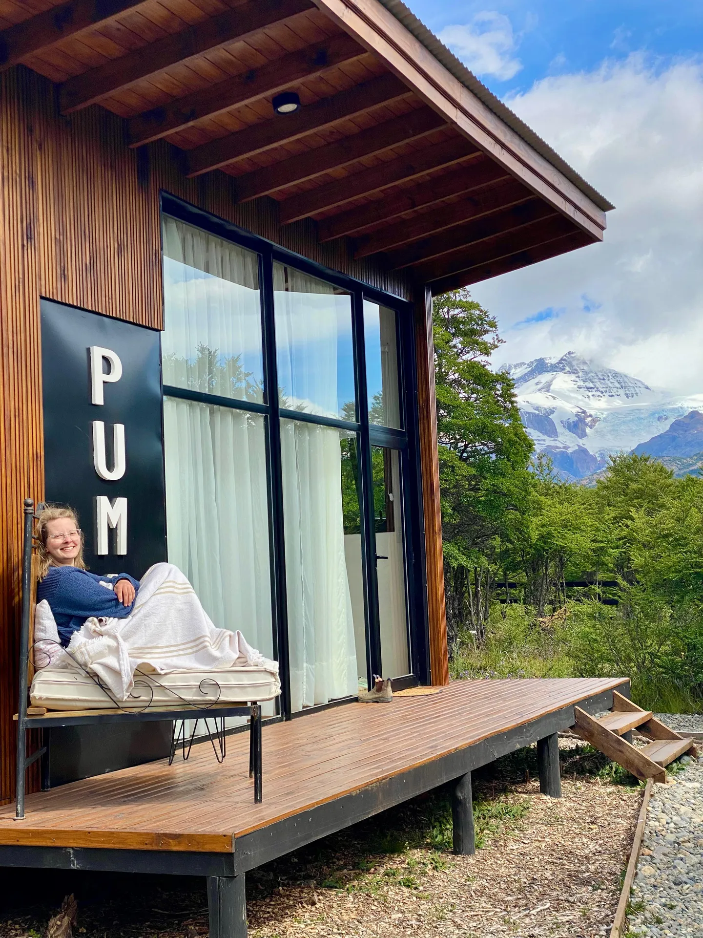 Deck de la cabaña Puma con vista a las cumbres nevadas