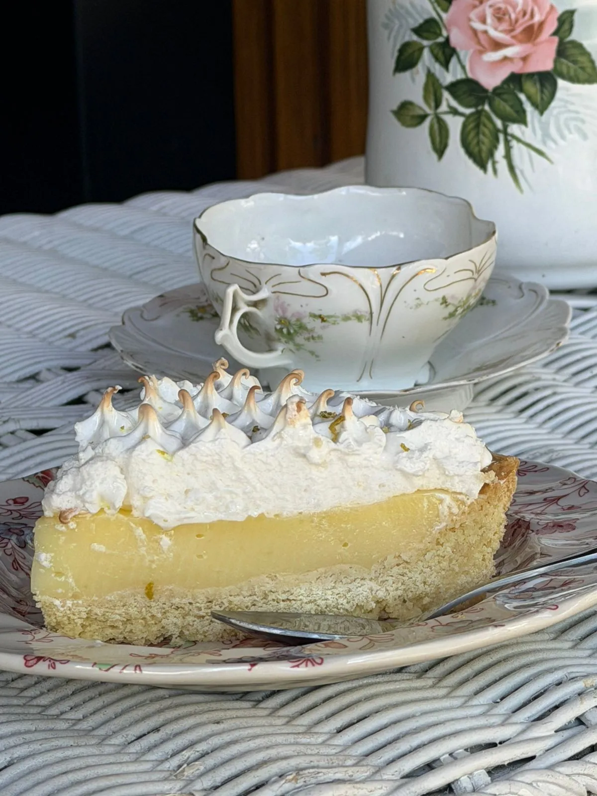Lemon pie casero servido en vajilla vintage