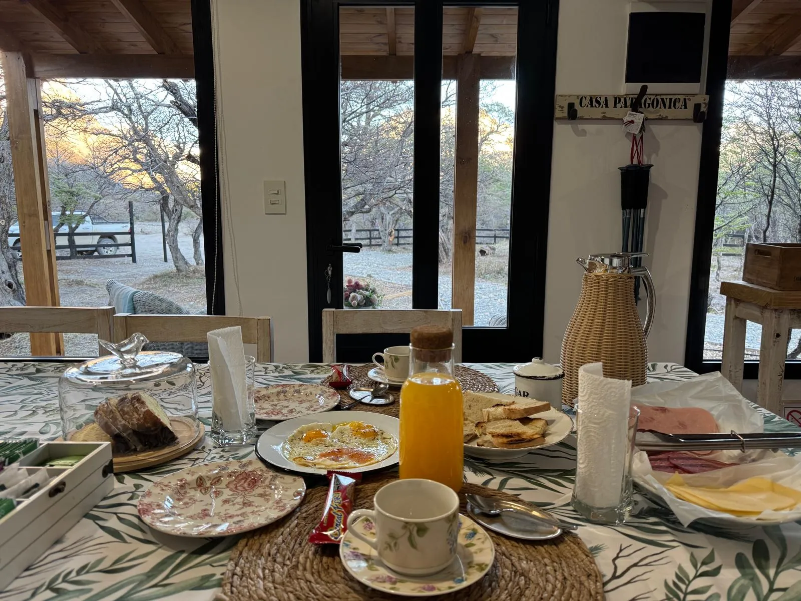 Desayuno servido en el comedor con vista al bosque patagónico