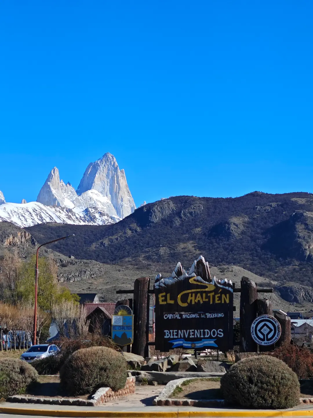 El cartel de bienvenida de El Chaltén, con el Fitz Roy al fondo.
