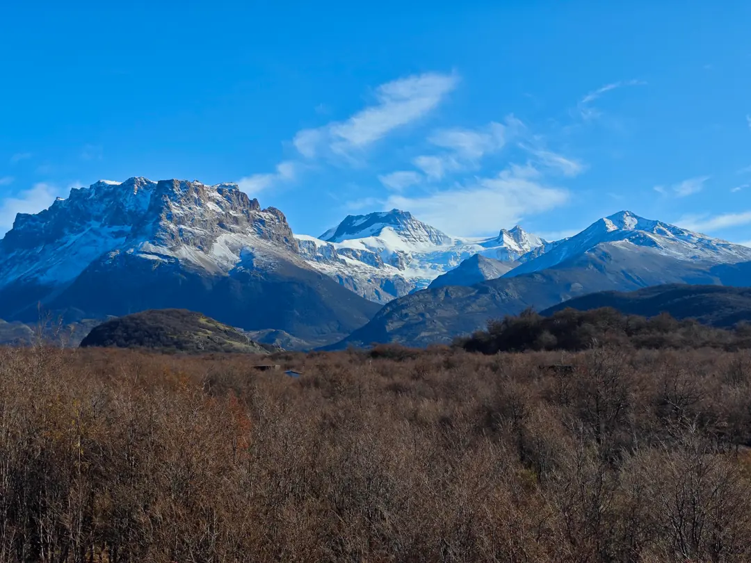 Cerros nevados sobre la estepa patagónica.